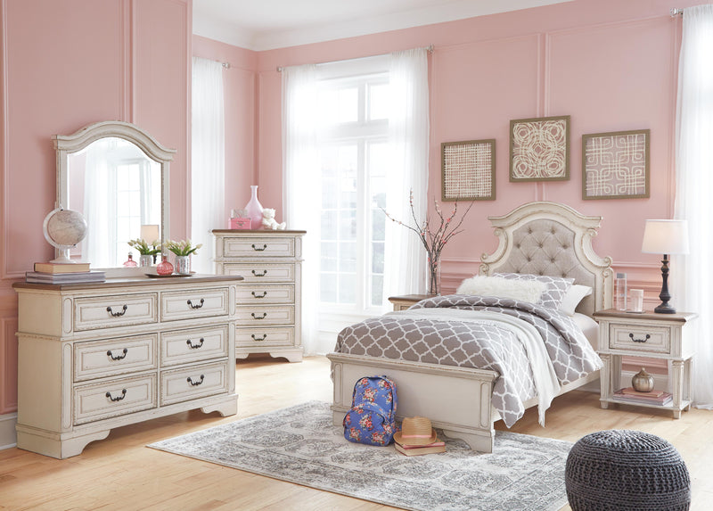 Realyn Panel Bed Bedroom Set