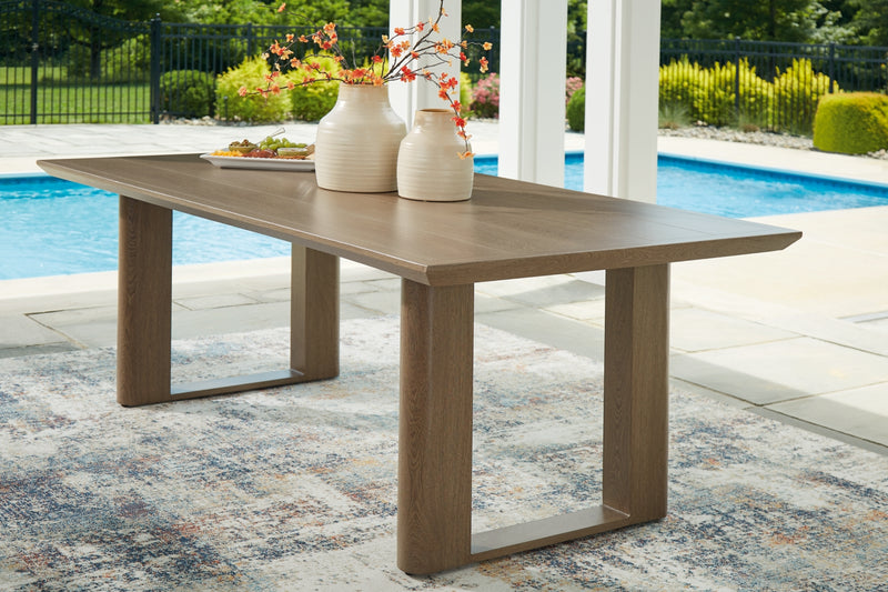 Mesa de comedor rectangular Serene Bay con opción de sombrilla