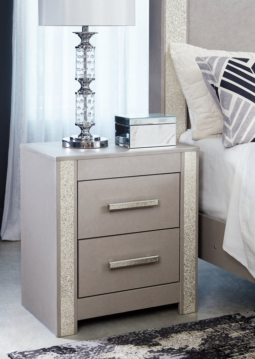 Surancha Queen Poster Bed with Mirrored Dresser, Chest and Nightstand